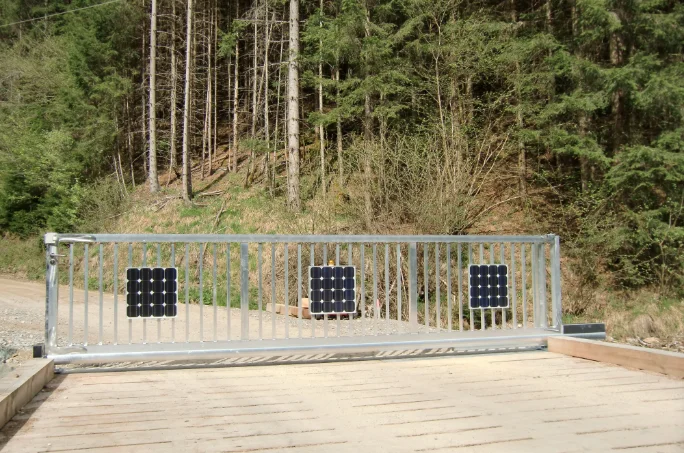CETA Solartor — autarkes Schiebetor in waldreicher, netzferner Lage