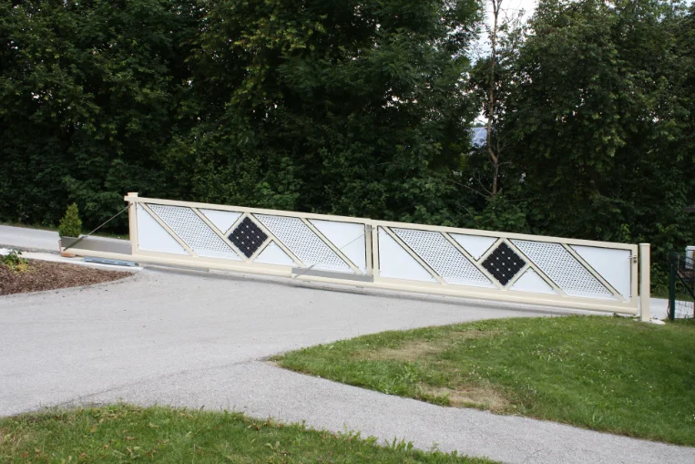 Doppelter Motor an Bord — separater Antrieb pro Torflügel im Teleskoptor